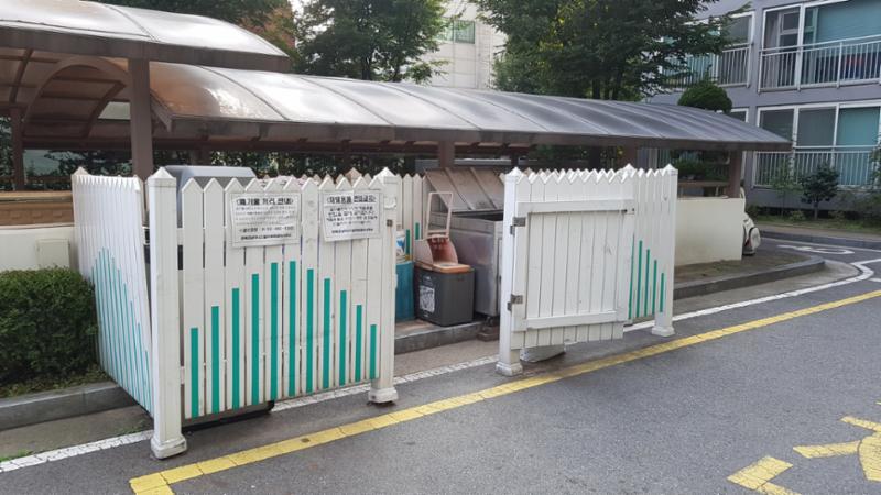 입주민들의 생활 편의를 위하여 재활용 분리수거장을 야외에 별도로 설치하여 편의를 높였으며, 단지를 깨끗하게 관리할 수 있어요