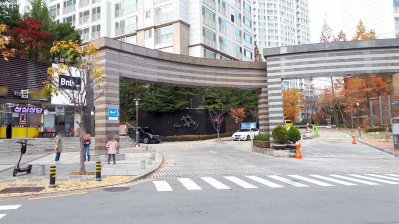 멋스러운 문주가 돋보이는 단지 정문이에요