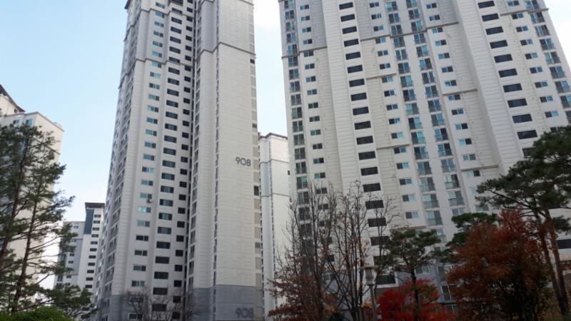 단지만의 특별한 외관 디자인으로 품격 있고 고급스러움이 느껴지는 푸른마을포스코더샵2차 모습이에요