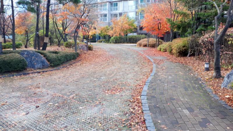 단지를 따라 걸으며 자연을 느낄 수 있는 쾌적한 단지 내 산책로에요