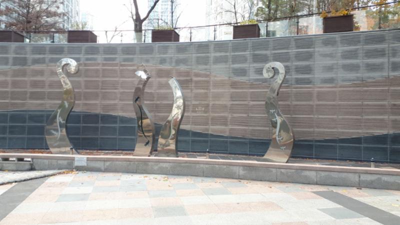 멋스러운 조경시설과 조화롭게 꾸며진 주민쉼터 공간이에요