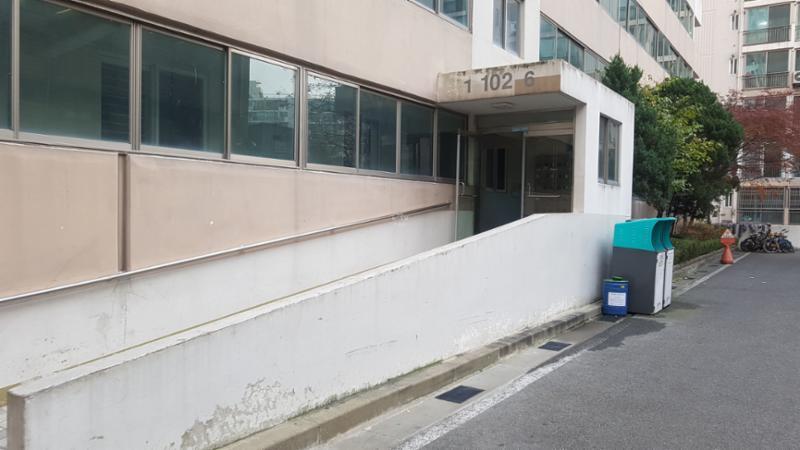 두산아파트 1층 공용현관이에요