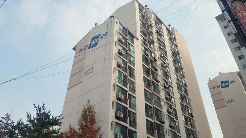 두산아파트의 깔끔하고 세련된 전경 사진이에요