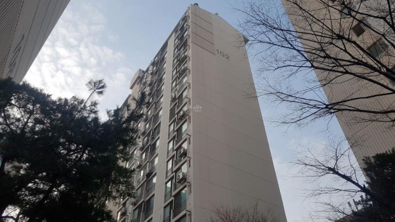 중후한 분위기로 단지의 품격을 한층 더 높이는 두산아파트 전경 모습이에요