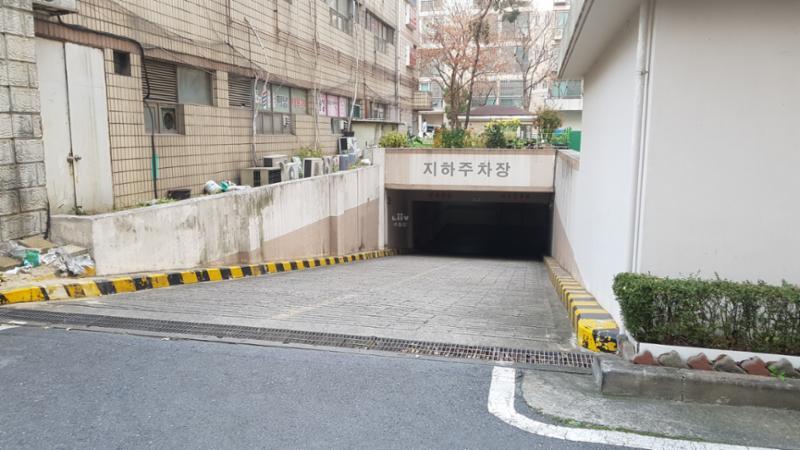 주차장으로 출입하는 도로 모습이에요