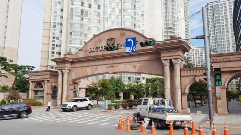 강동롯데캐슬퍼스트의 정문 입니다