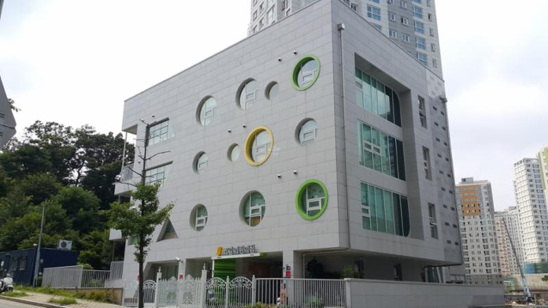 단지 주변에 위치한 어린이집입니다