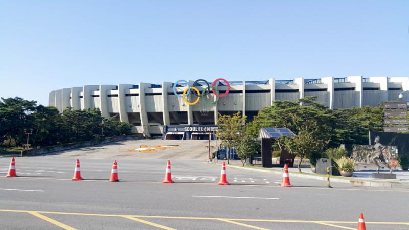 단지 근처에 위치한 잠실종합운동장 입니다