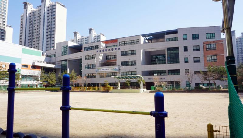 단지 내부에 배정학교인 잠일초등학교가 있습니다