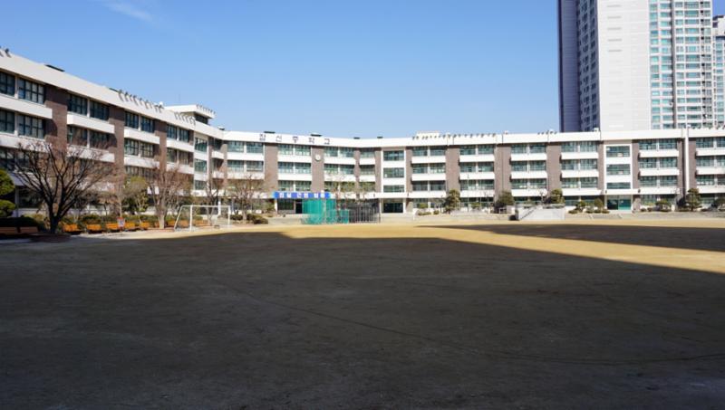 단지 주변에 학교가 위치하여 있습니다