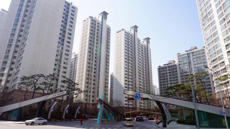 멋스러운 문주가 돋보이는 단지 정문이에요