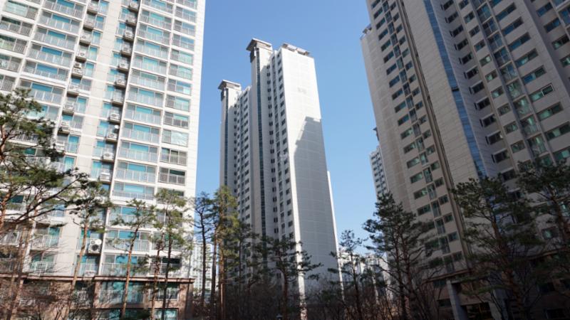 멋스러운 문주가 돋보이는 단지 전경이에요