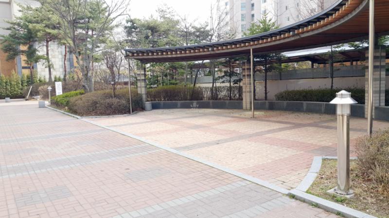 고창마을신영지웰 단지 내 휴게시설입니다