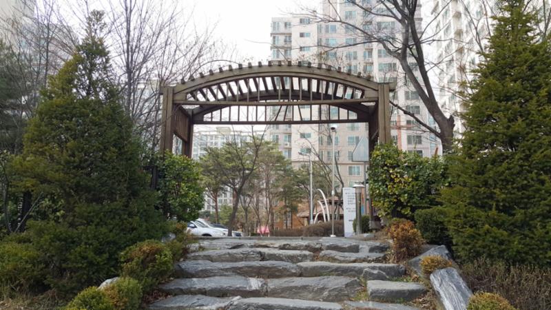 고창마을신영지웰 단지 부출입구에요