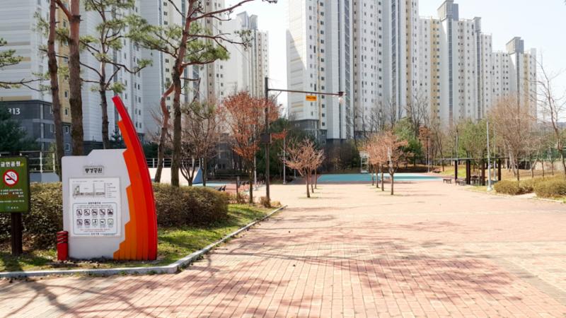 단지 근처에 공원시설이 위치하고 있어 자동차를 이용하지 않고 도보를 이용하여 주말에 가족들과 나들이 가기에 좋을것 같습니다