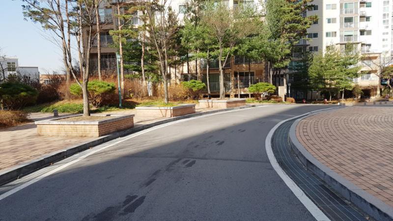 단지를 관통하여 이어져 있는 단지 내 도로입니다