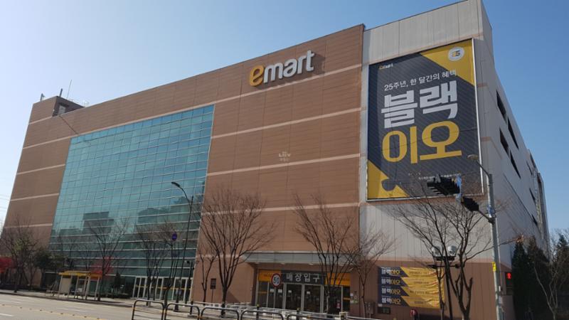 단지 인근에 위치한 대형마트로 이용이 편리하고 대형주차장이 함께 설치되어 있어 주말에도 주차 걱정없이 편리하게 이용할 수 있습니다