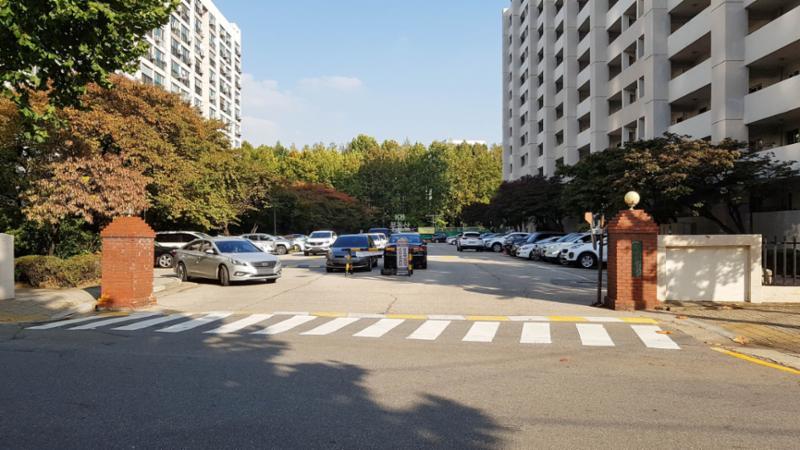 주차장으로 바로 들어갈 수 있는 단지정문이에요