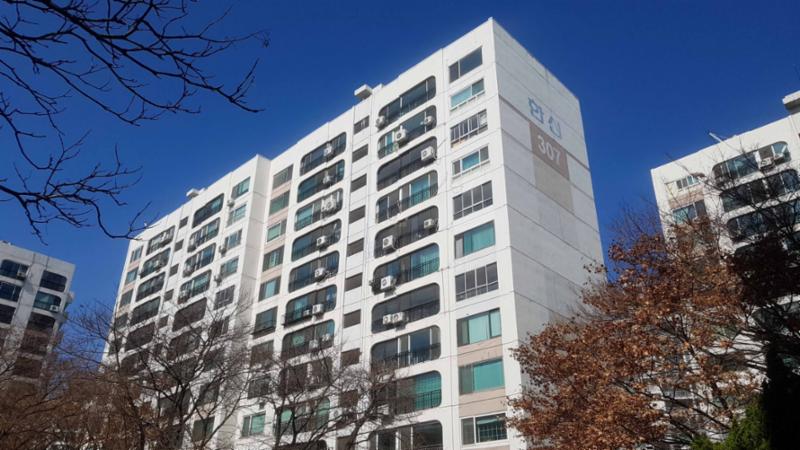 심플한 외관 디자인으로 품격있고 고급스러움이 느껴지는 단지 외관 입니다