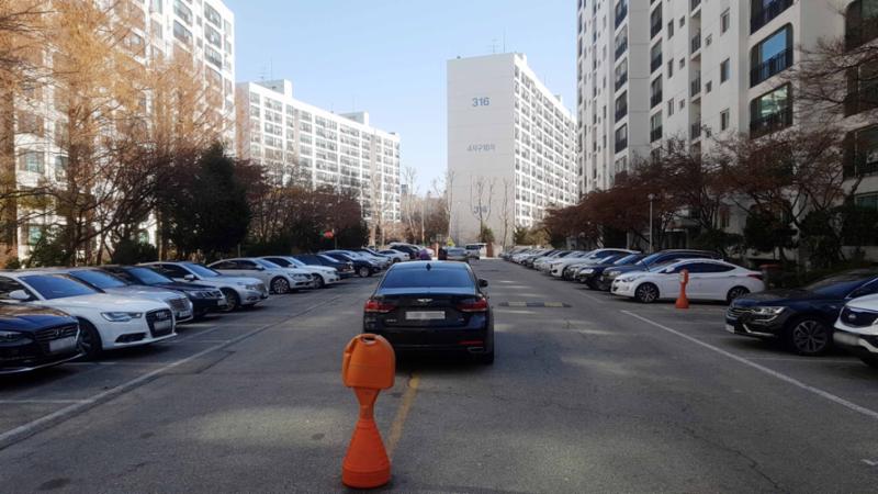 단지와 단지 사이에 넓은 지상 주차공간을 마련하여 집과 주차장의 이동이 편리하며 통행도 간편해져 시간의 여유를 선물해 드려요