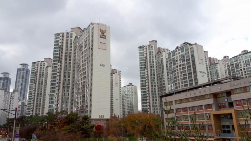 원거리에서 바라본 동탄예당마을롯데캐슬의 단지 전경이에요
