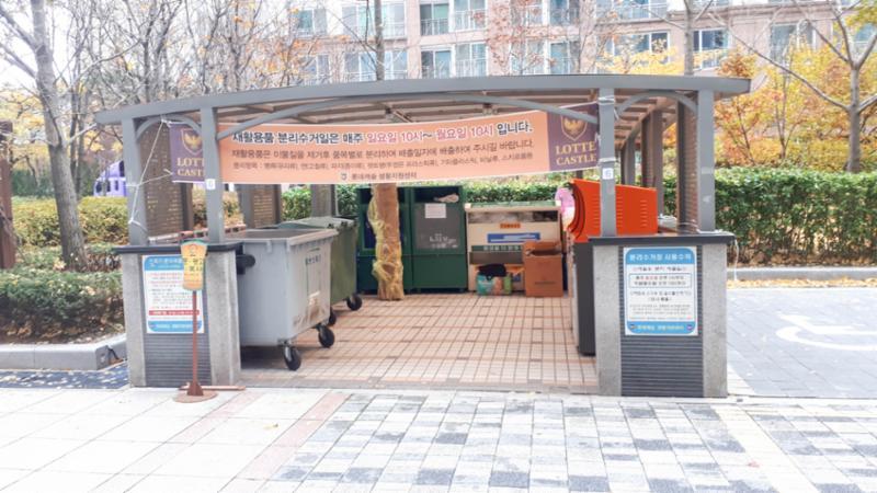 입주민들의 생활편의를 위하여 재활용 분리수거장을 야외에 별도로 설치하여 편의를 높였으며, 단지를 깨끗하게 관리할 수 있어요
