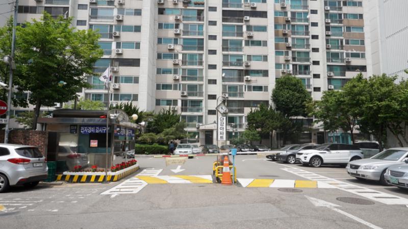 한강아파트 단지정문이에요