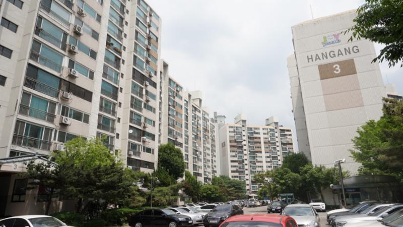 한강아파트 총 주차대수는 450대로 총 세대수와 동일하여 가구당 1대씩만 주차가 가능한 단지에요