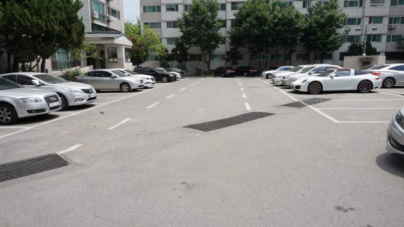 지상주차장과 인접한 단지내 도로 입니다
