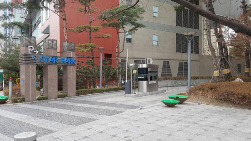 지하주차장과 연결 되어 있는 더샵스타파크 정문이에요