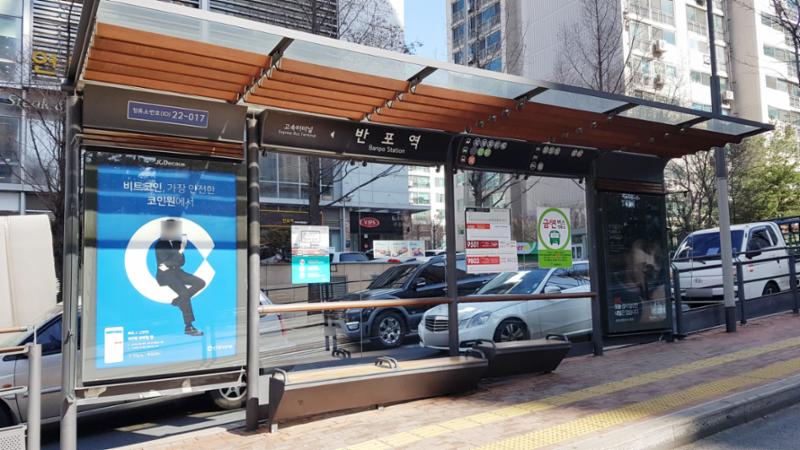 단지 앞에 버스정류장이 위치하고 있어, 이용이 편리하고 다수의 노선이 존재해 출퇴근시 이용이 매우 용이합니다