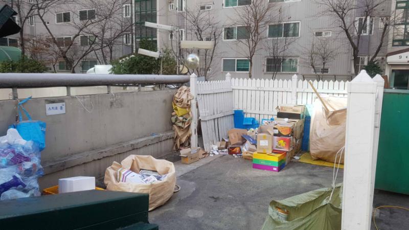 입주민들의 생활 편의를 위해 설치된 재활용 분리수거장이에요