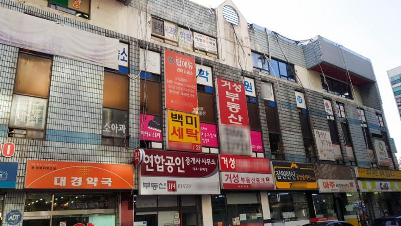 단지 내에 위치하고 있는 상가건물이에요