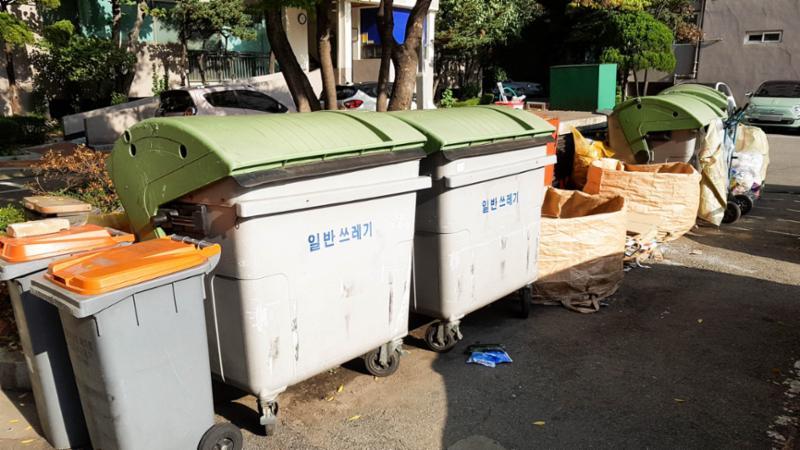 단지 내 분리수거함이에요