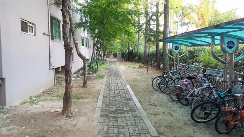 눈이나 비를 맞지 않도록 보관할 수 있는 자전거 보관소가 마련되어 있어 자전거를 질서있게 보관할 수 있어요