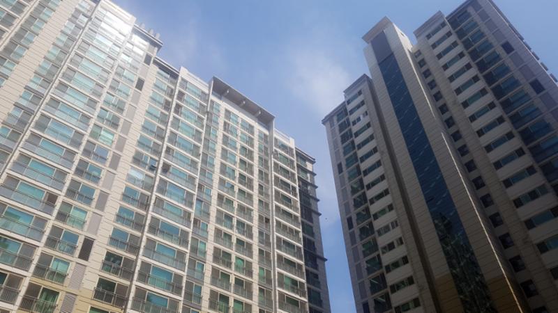 단지 외관 디자인이 돋보이며 깨끗한 외관상태를 보여주고 있는 삼성힐스테이트1단지 전경모습이에요