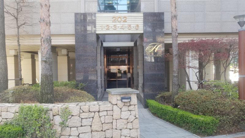 고급스러운 디자인의 공용현관 입구에요