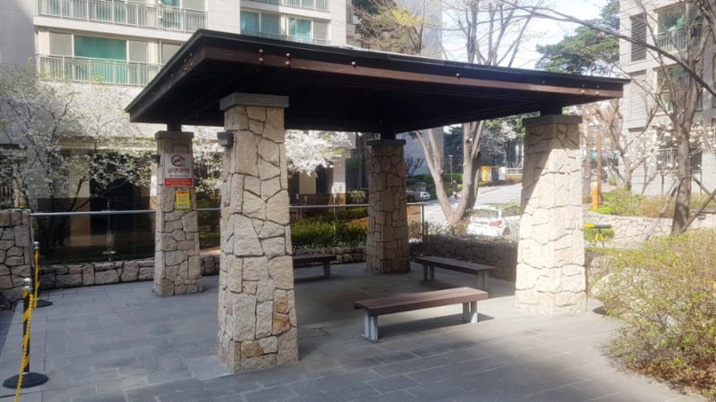 단지 내에 설치되어 있는 휴게시설이에요