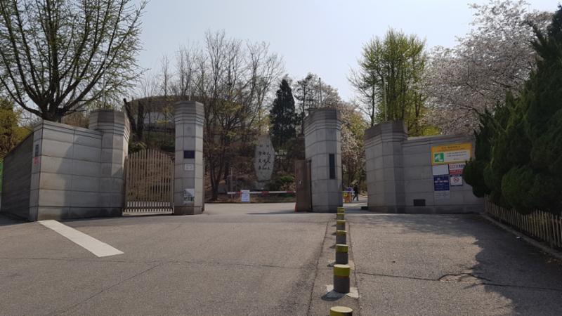 단지 내 위치한 경기고등학교입니다