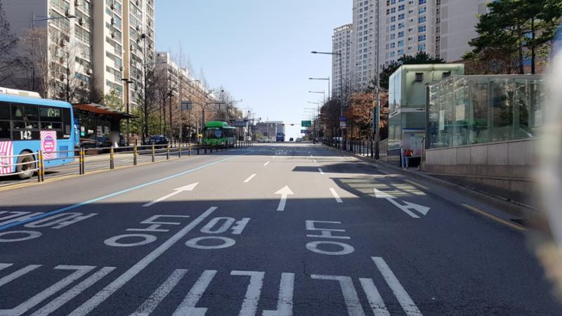 단지와 인접해 있는 신반포로입니다