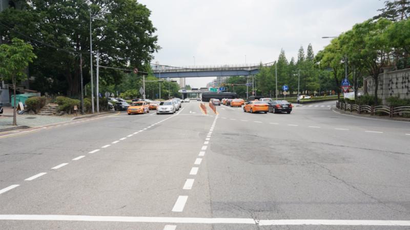 단지 근처에 위치한 잠원로 도로입니다