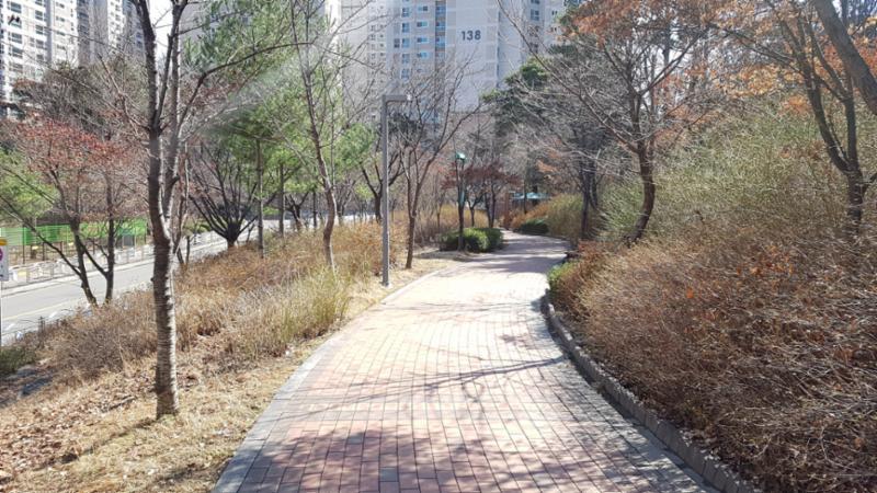 단지 주변으로 반포자이아파트공원이 위치해 있습니다