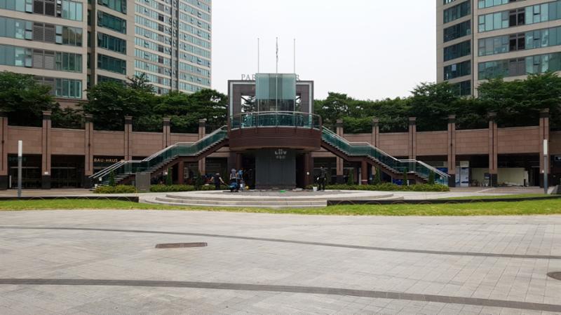 파크타워 단지 정문(후문)이에요