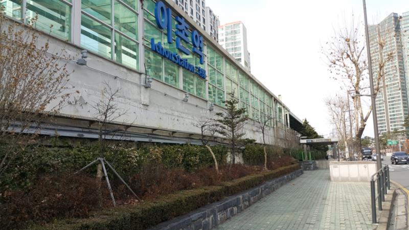 지하철 경의중앙선, 4호선 이촌역입니다
