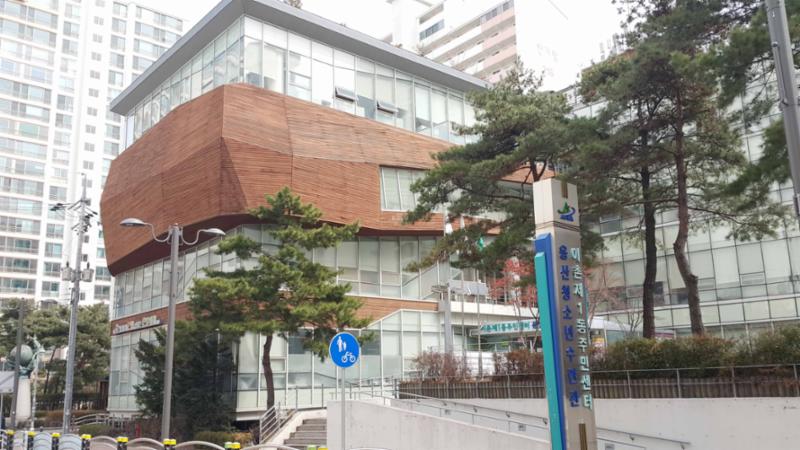 이촌1동 주민센터가 위치하고 있어 주민들의 민원을 보다 신속하고 편안하게 처리해 줄 수있는 공공기관으로 편리하게 이용이 가능합니다