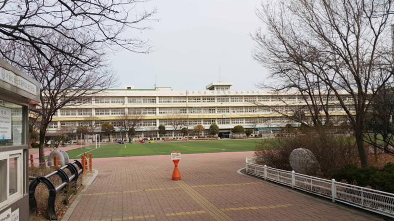 단지 주변으로 배정학교인 신용산초등학교가 있습니다
