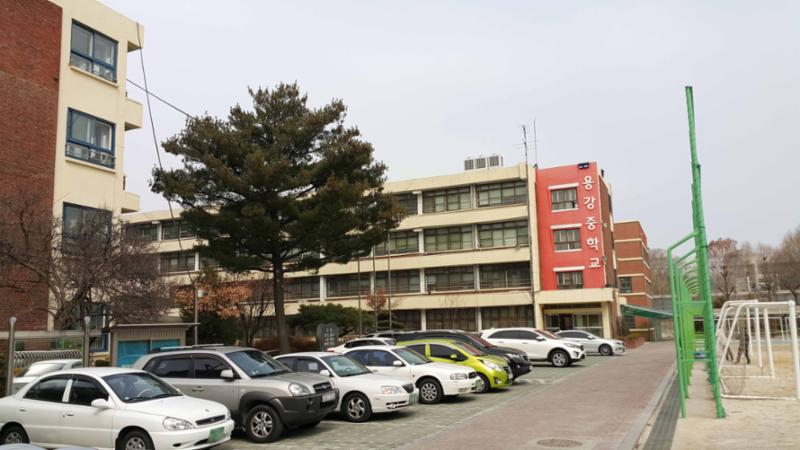 단지 주변에 학교가 위치하여 있습니다