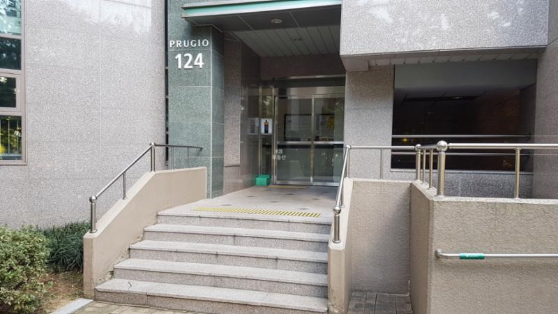 아파트 이름이 대리석 위에 고급스럽게 새겨진 공용현관이에요