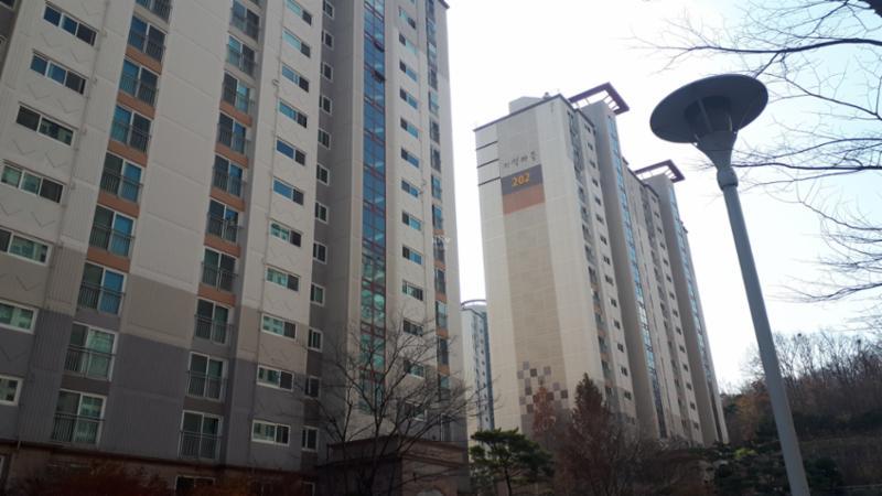 지석마을진흥더루벤스2단지 아파트의 깔끔하고 세련된 전경 사진이에요