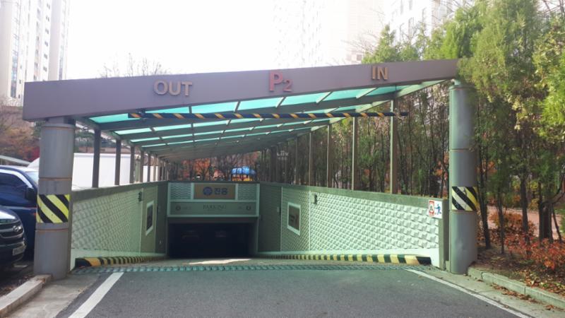 지하로 연결되어 있는 지하주차장 출입구이에요